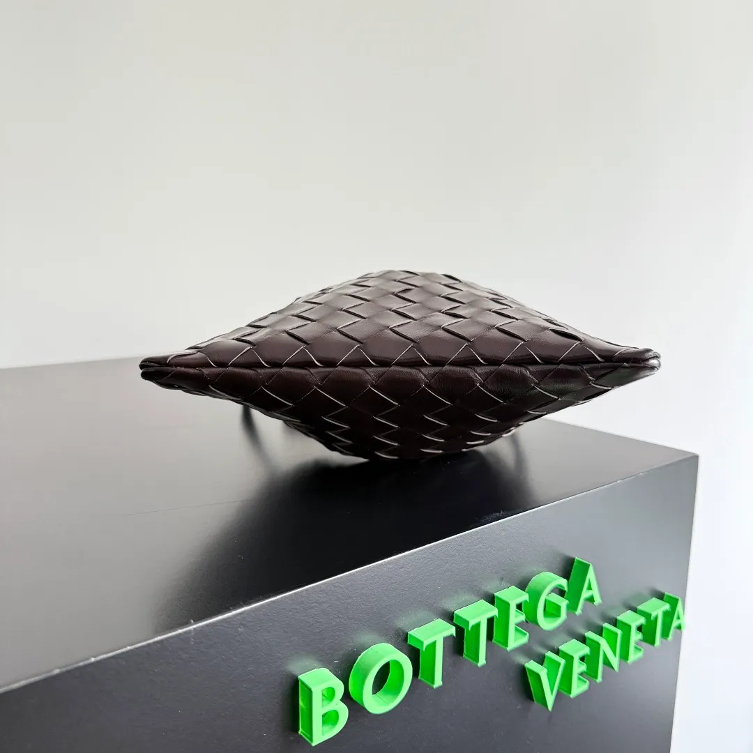 Batch 1400 BOTTEGA VENETA DUSTBAG mini size is officially launched📣📣. It still continues the classic weaving process. The lazy and casual feeling presented by the drawstring pockets is not too suitable for summer. The small back body is light and convenient. It is enough to carry lipstick and tissues when going out every day. It is not easy to make mistakes with any clothes. The shoulder strap has a buckle and pull-out design, which can be adjusted to unlock multiple carrying methods. Style number: 816987 Size: 21*16.6*1cm